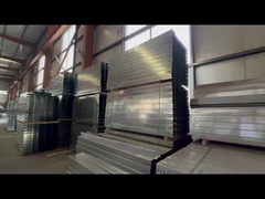 壁に装着された銀鋼鉄ワイヤ トローケーブルトレイ 設定できる高さ