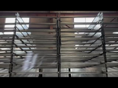 防火 壁に装着された梯子 銀塗装のケーブルトレイ